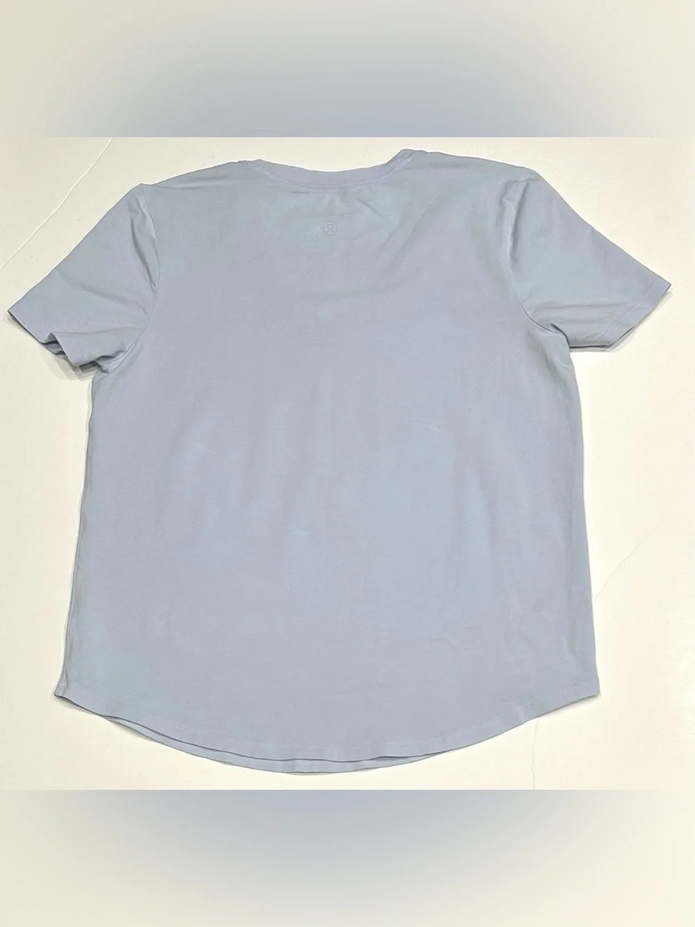 lululemon athletica Light Blue V-Neck Short Sleeve Tee Size 10/12